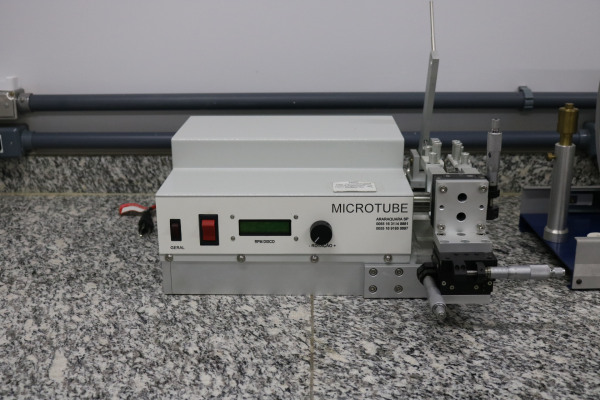 Serra de corte microprocessada Microtube com ajuste fino micrométrico